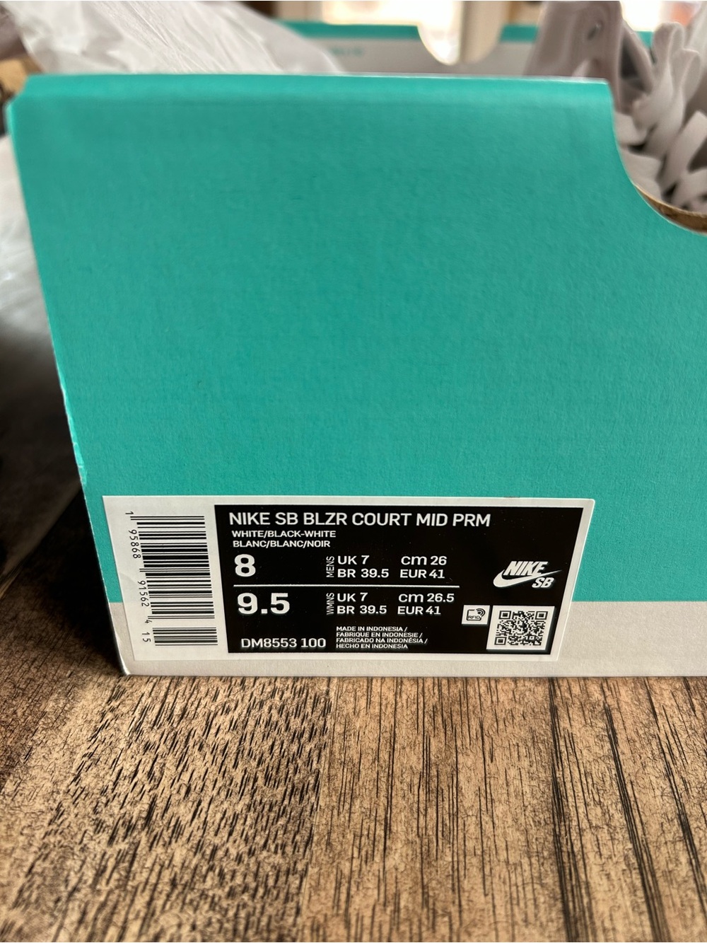 White High-Top Nike SB Blazer Mid ‘77 Canvas with Black Nike Sign - Picture 6 of 6